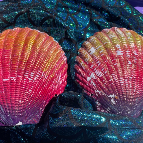 Hand Painted Shells/ Mermaid Top 🧜🏽♀️🐚 - Picture 2 of 4
